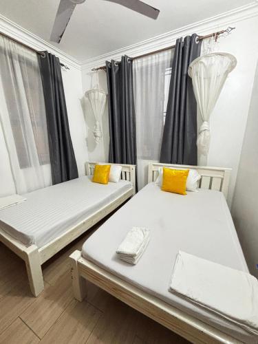 Postel nebo postele na pokoji v ubytování Lavish 2 bedroom apartment Bamburi off JCC Rd