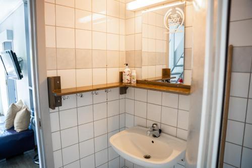 a bathroom with a sink and a mirror at Hemsedal Cafe Skiers Lodge in Hemsedal