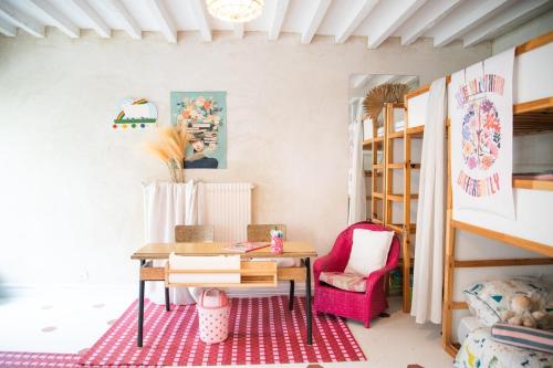 une chambre avec une table, des chaises et un lit superposé dans l'établissement Charm and comfort, à La Celle-sous-Gouzon
