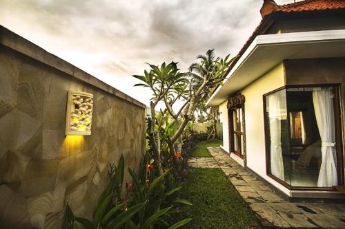 a building with a light on the side of it at Ubud Lestari Villa in Ubud