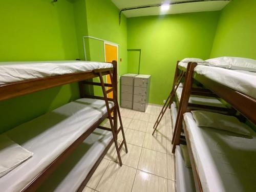 里约热内卢Hostel mundo的一间有三张双层床的绿色房间