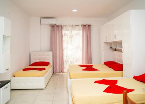 Una cama o camas en una habitación de Kapri Apartaments Qerret