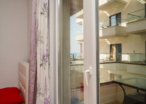 Una cocina o cocineta en Kapri Apartaments Qerret