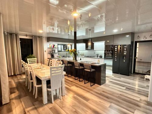 a kitchen and dining room with a table and chairs at House Trail Lyones in Choachí