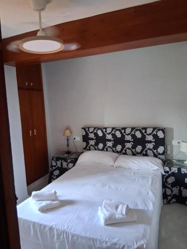 Ein Bett oder Betten in einem Zimmer der Unterkunft Playa del Arenal Avenida Paris 8