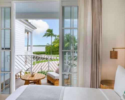 ein Schlafzimmer mit Blick auf das Meer in der Unterkunft Bayside Villas by Islander Resort in Islamorada