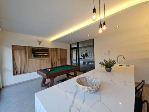a kitchen with a pool table in a room at Premium Executive Apartment en Ñuñoa in Santiago