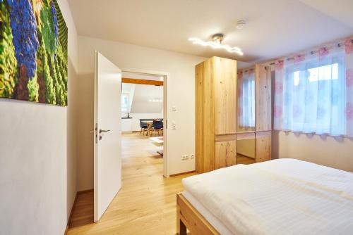 フォグツブルクにあるMüller s Ferienhäusle UGのベッドルーム1室(ベッド1台付)、ダイニングルームが備わります。