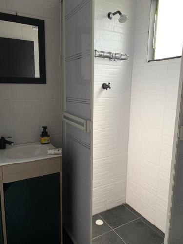 a bathroom with a shower and a sink at Hostal pura vida in San Bernardo del Viento