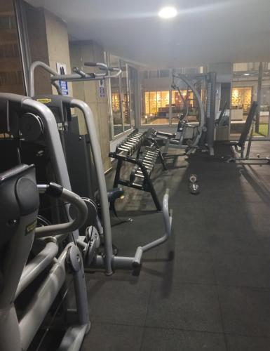 a row of empty benches in a gym at Confortable discreto y resort in Santa Cruz de la Sierra