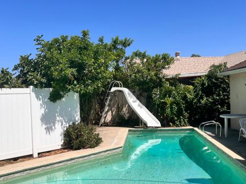Πισίνα στο ή κοντά στο Affordable Private Room with Pool Access and Free Parking Near Zoo and Beaches