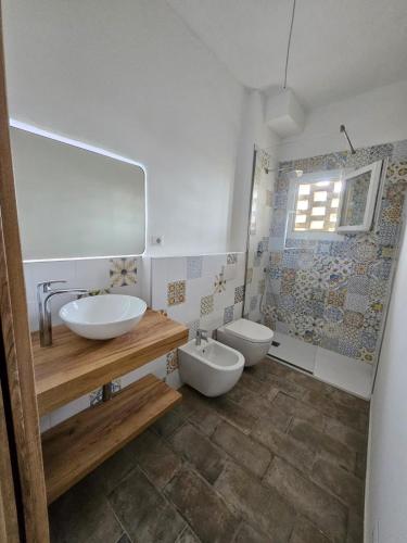 a bathroom with two sinks and a toilet at Borgo Amarrante in Montaione