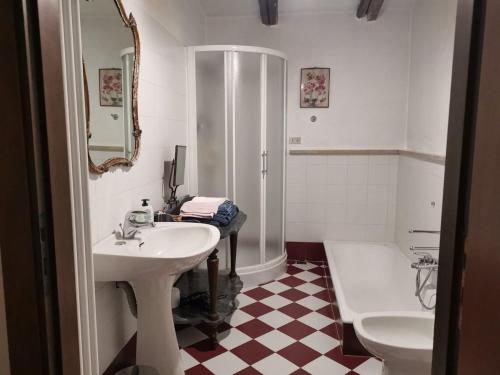 a bathroom with a sink and a toilet and a tub at La Traversina in Stazzano