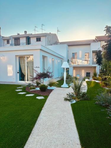 a large white house with a green lawn at La Presentosa b&b in Fossacesia