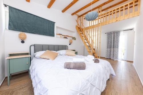 1 dormitorio con 1 cama con pizarra en la pared en Villa Mellifera, en Grohote