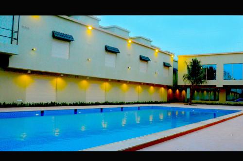 a large swimming pool in front of a building at الصواري ريزدينس in Jeddah