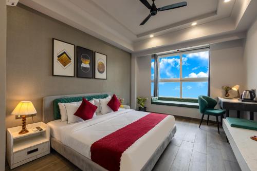 una camera da letto con un letto, una scrivania e una finestra di One Stayz a Gurgaon