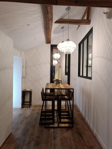 une salle à manger avec une table et des chaises dans l'établissement Cap sur la mer - casa Paoli, à Brando