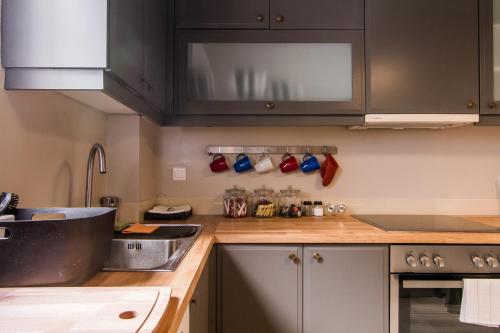 雅典的住宿－ABA公寓2號，厨房配有黑色橱柜和台面