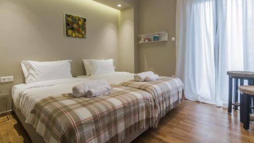 雅典的住宿－ABA公寓2號，一间卧室配有带毛巾的床