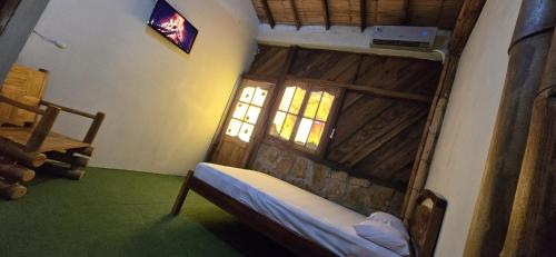 a room with a bunk bed and a window at Hostal ElRojo Montañita in Montañita