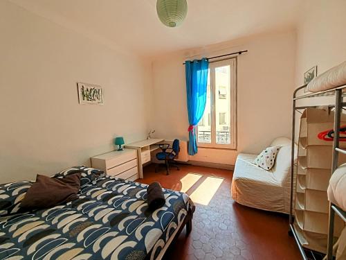 une chambre avec un lit, un bureau et une fenêtre dans l'établissement Appartement plages Juan les Pins climatisé 3 pièces, à Juan-les-Pins