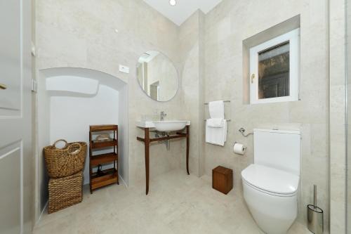 ein Badezimmer mit Toilette und Waschbecken in der Unterkunft Sidra Heritage in Zadar