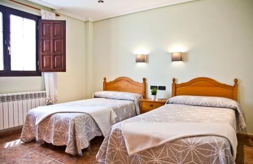 a bedroom with two beds and a window at VILLA PAQUITA Anero in Anero