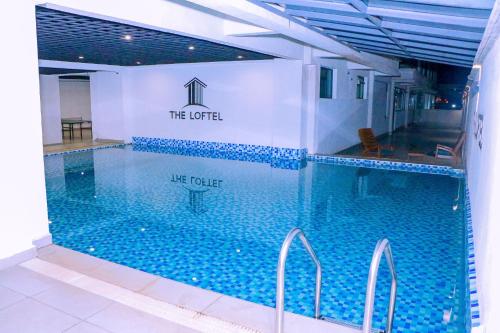 een zwembad in een gebouw met een bord waarop staat 'reddingsschool' bij Cozy Ruaka Retreat in Ruaka