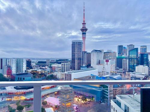 a view of a city skyline with the television tower at High-Floor 2BR Apt Sky Tower view AC Pool Gym in Auckland