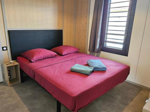 Ένα ή περισσότερα κρεβάτια σε δωμάτιο στο Agréable cottage pour 5 personnes dans un parc résidentiel pour des vacances reposantes en famille