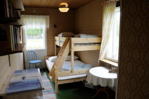 Ida's Stuga في Karungi: غرفة بسريرين بطابقين وطاولة