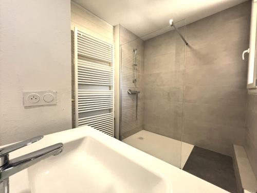 une salle de bain avec une douche, un lavabo et une baignoire dans l'établissement Appartement Toulouse Lautrec, à Albi