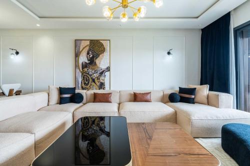 una sala de estar con un sofá y una mesa en High-End Apartment, Serenity & Stunning Pool, en Tamaris
