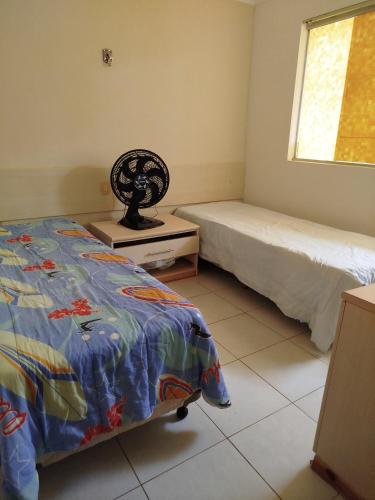 a bedroom with two beds and a window at Chalé na praia in Nísia Floresta