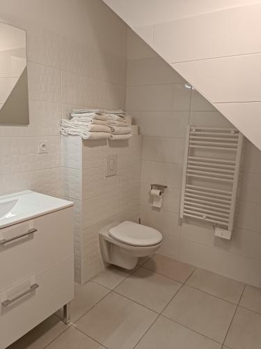 une salle de bain blanche avec des toilettes et un lavabo dans l'établissement havre de paix au bord de mer - Casa Marina, à Borgo