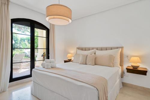 Ένα ή περισσότερα κρεβάτια σε δωμάτιο στο Arqueros Luxury Apartment - Private Garden & Pool