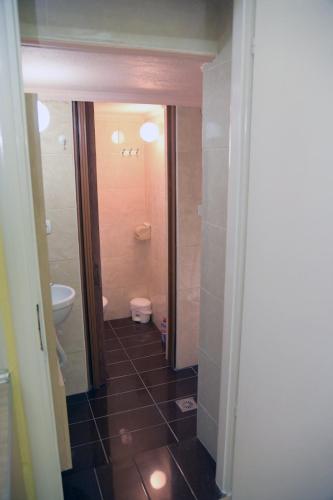 a bathroom with a toilet and a sink in it at Dorita in Íasmos