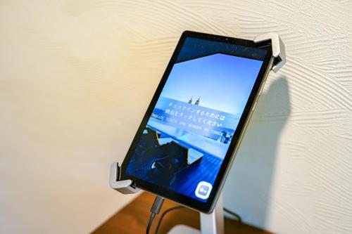 a cell phone on a stand in a room at 貸切温泉宿 Shiny inn Kirishimaシャイニーイン霧島 in Kirishima