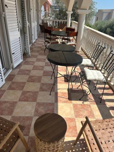 Steps to beach 3 Bedrooms 2 Bathrooms 2 Kitchens with a Terrace - 2 Parking spots - Sea View photo 3