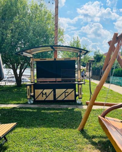 Zahrada ubytování Apartmani Tiske noći