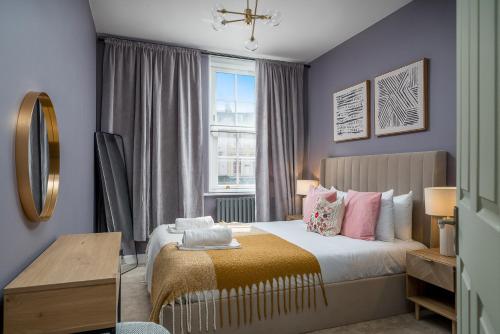 a bedroom with a bed and a window at Victoria 2 bedroom flat - Buckingham palace in London