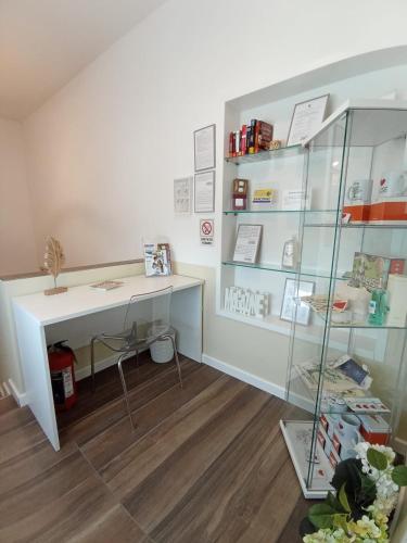 a room with a desk and a glass shelf at Tenuta viale degli ulivi in San Martino in Pensilis