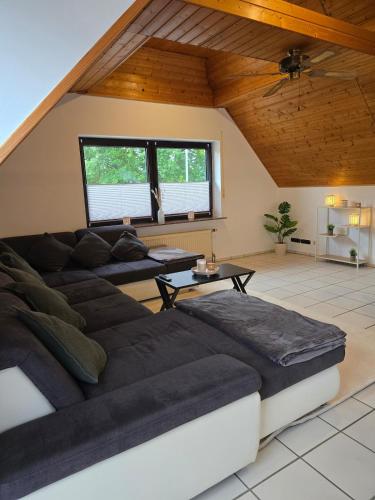a living room with a couch and a table at Ferienwohnung am Stadtwald in Wassenberg