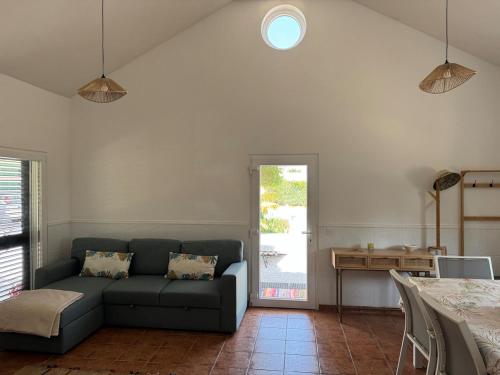 a living room with a couch and a table at Casa dos Sobreiros in Palmela