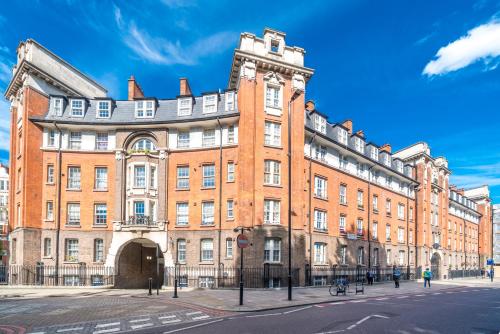 a large red brick building on a street at Victoria 2 bedroom flat - Buckingham palace in London