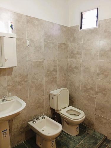 a bathroom with a toilet and a sink at Del Cerro, Alojamiento en Belén in Belén