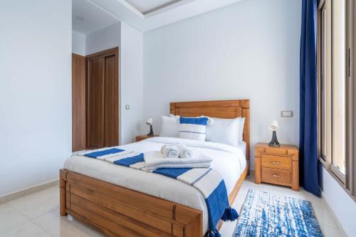 a bedroom with a bed with towels on it at Détente en Famille, Piscine, Plage à Proximité in Bouznika