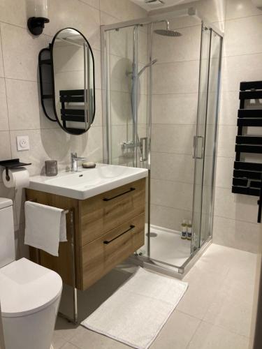 une salle de bain avec un lavabo et une douche dans l'établissement Résidence Thau t'M, à Mèze