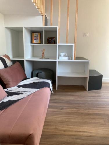 - un salon avec un canapé et une étagère blanche dans l'établissement Résidence Thau t'M, à Mèze